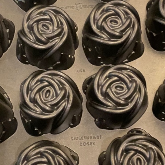 Nordic Ware Sweetheart Roses Pan - Picture 5 of 5